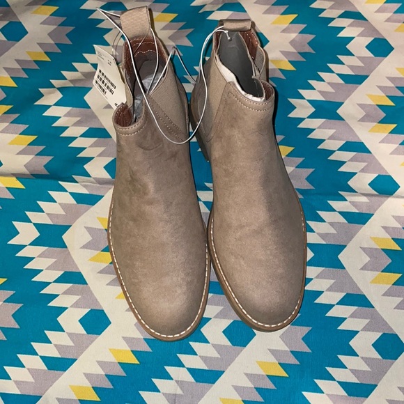 H\u0026M | Shoes | Light Taupe Chelsea Boots 